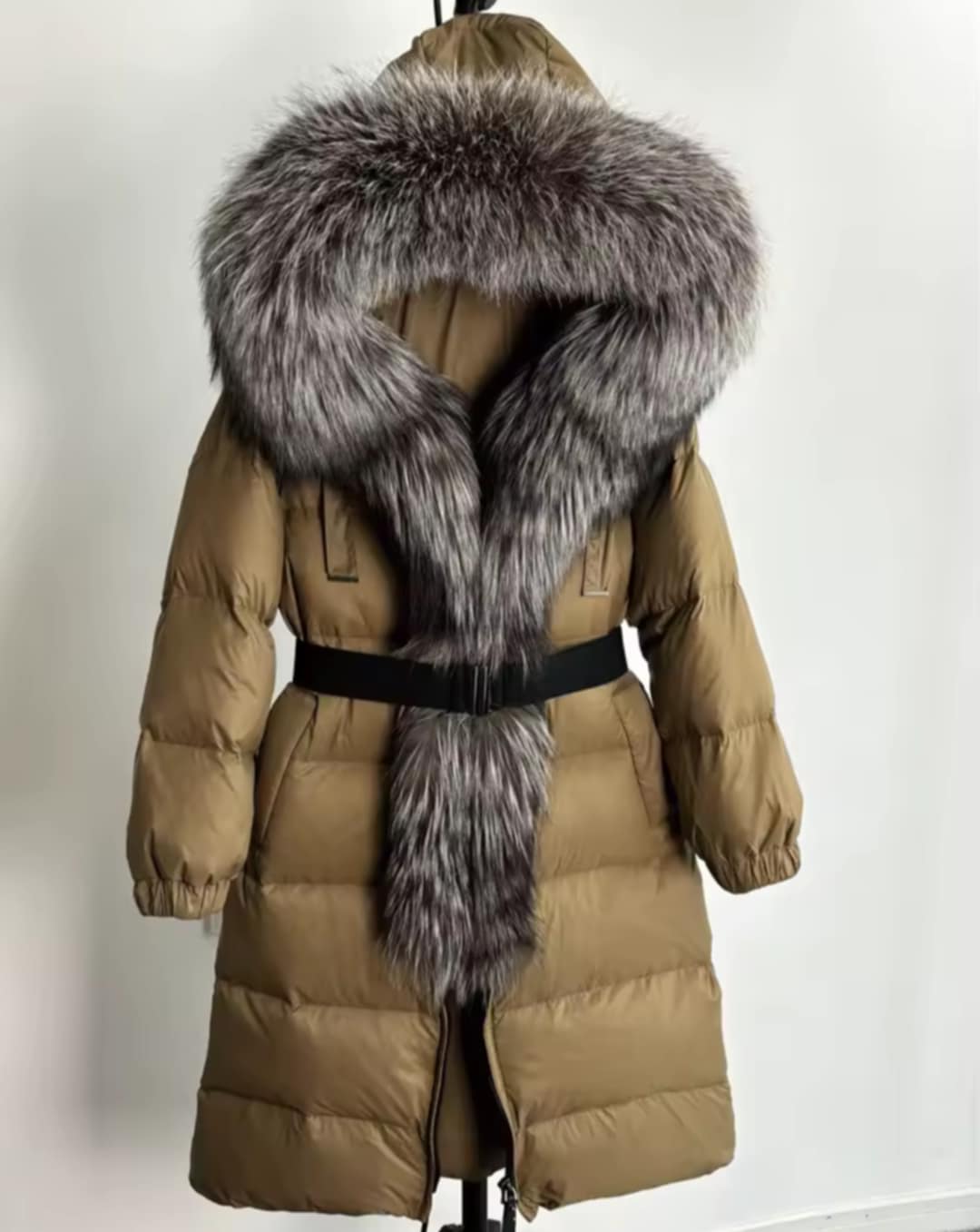 Manteau d'hiver ceinturé avec vrai fourrure