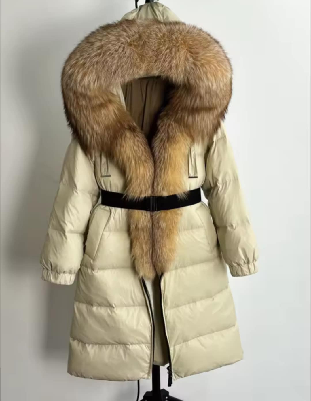 Manteau d'hiver ceinturé avec vrai fourrure