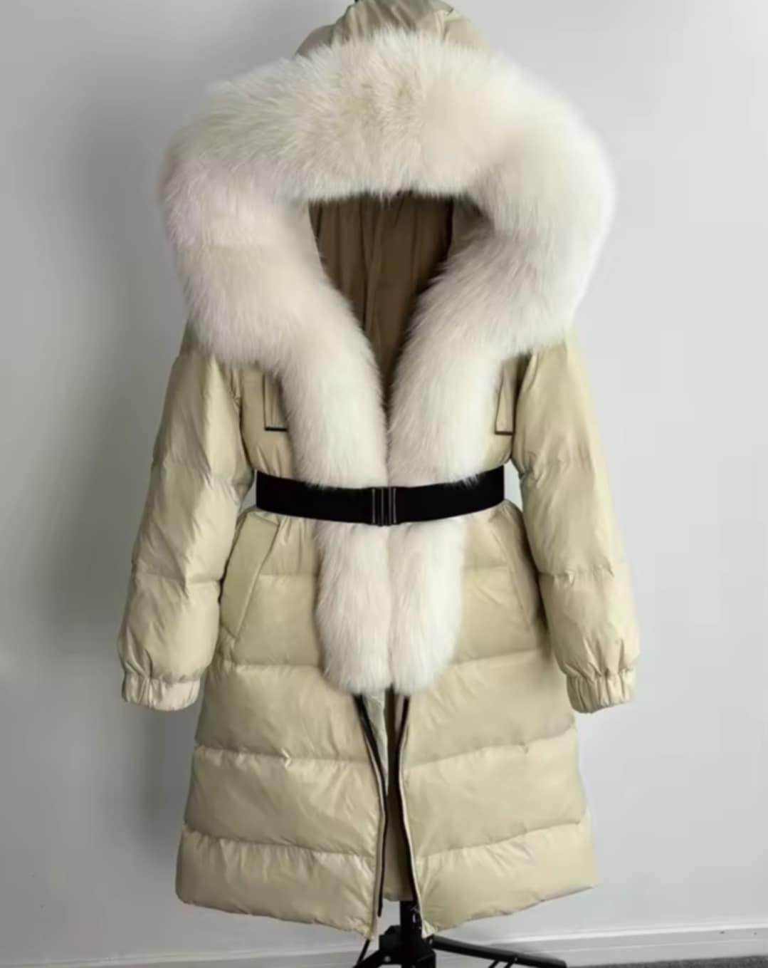 Manteau d'hiver ceinturé avec vrai fourrure