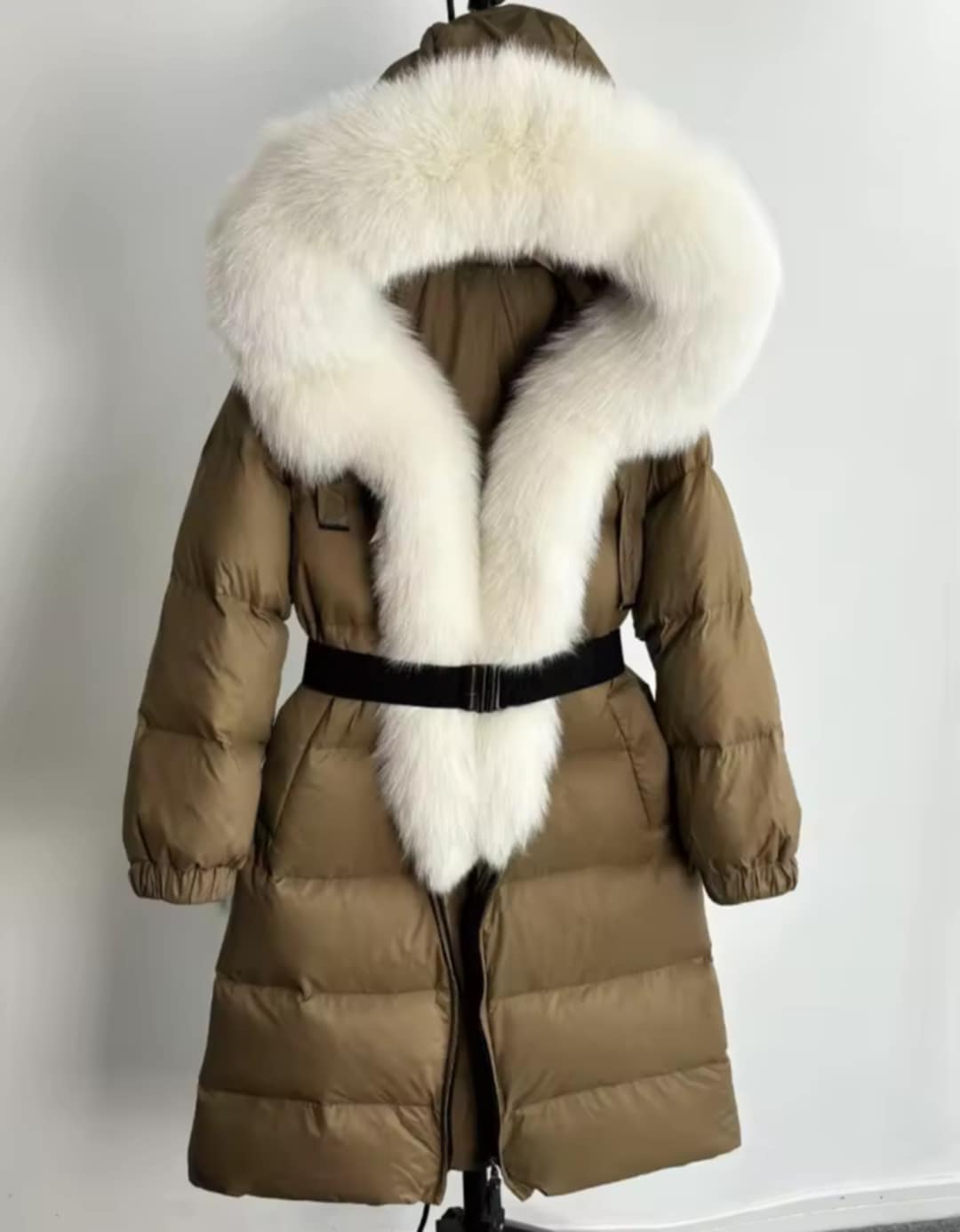Manteau d'hiver ceinturé avec vrai fourrure