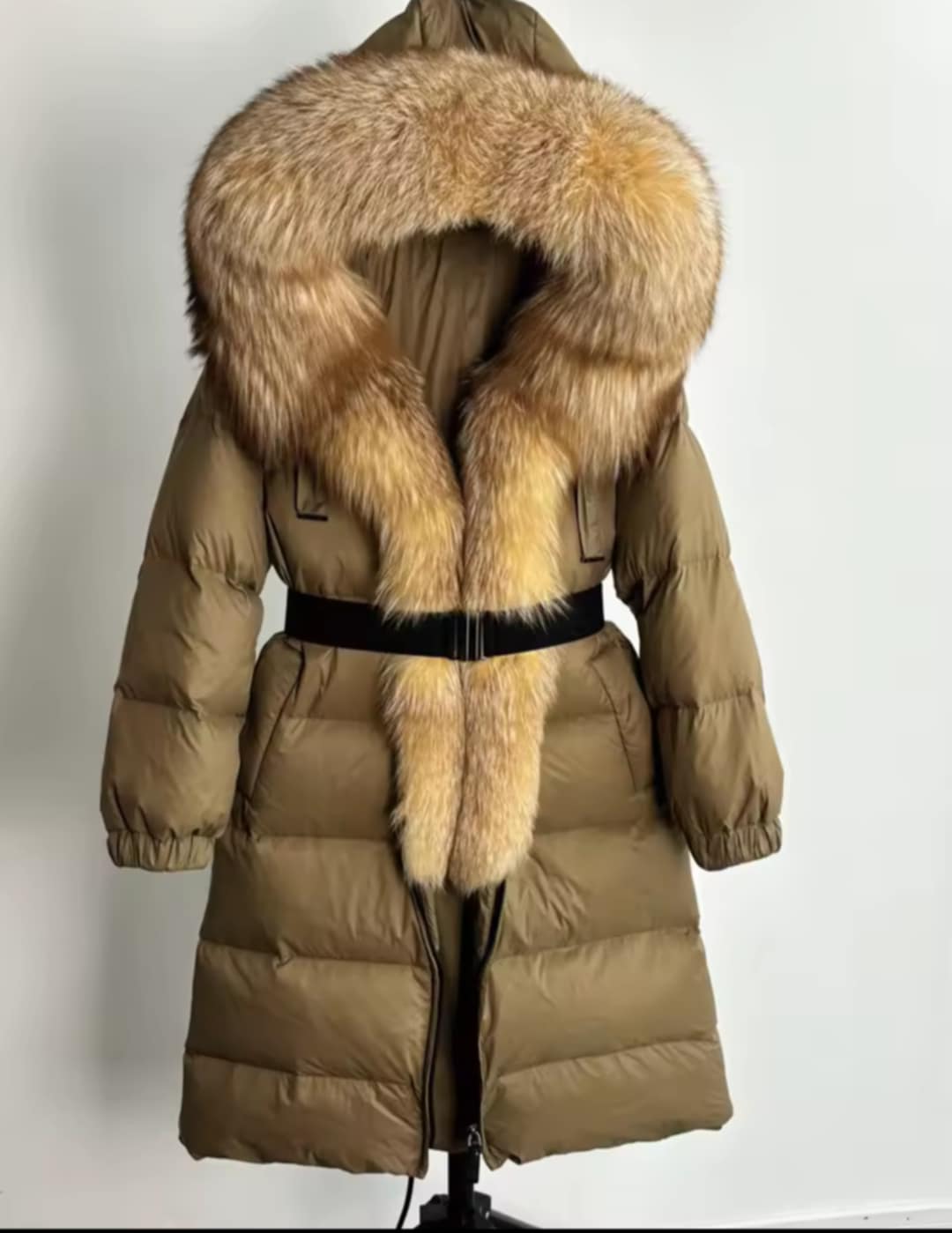 Manteau d'hiver ceinturé avec vrai fourrure