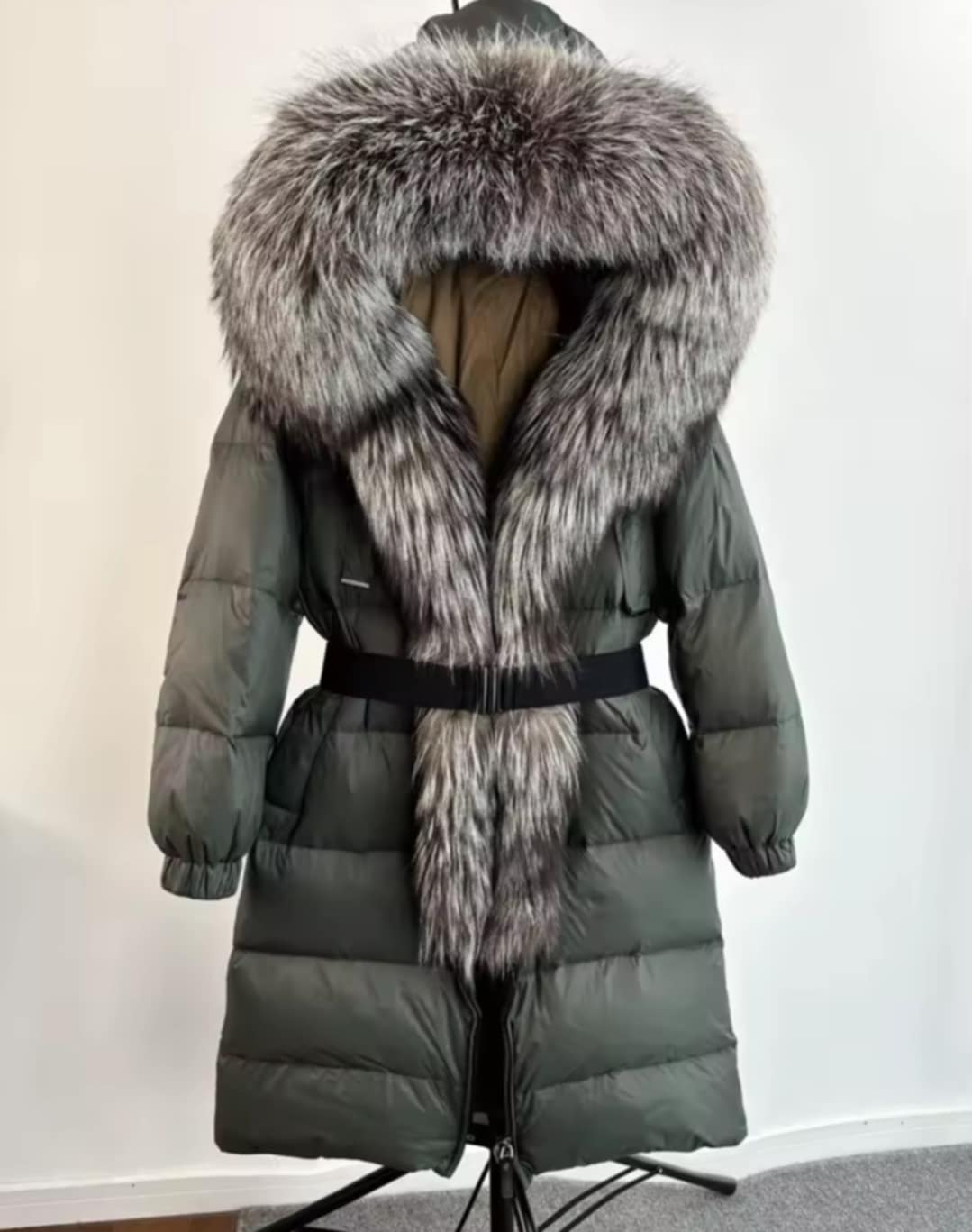 Manteau d'hiver ceinturé avec vrai fourrure