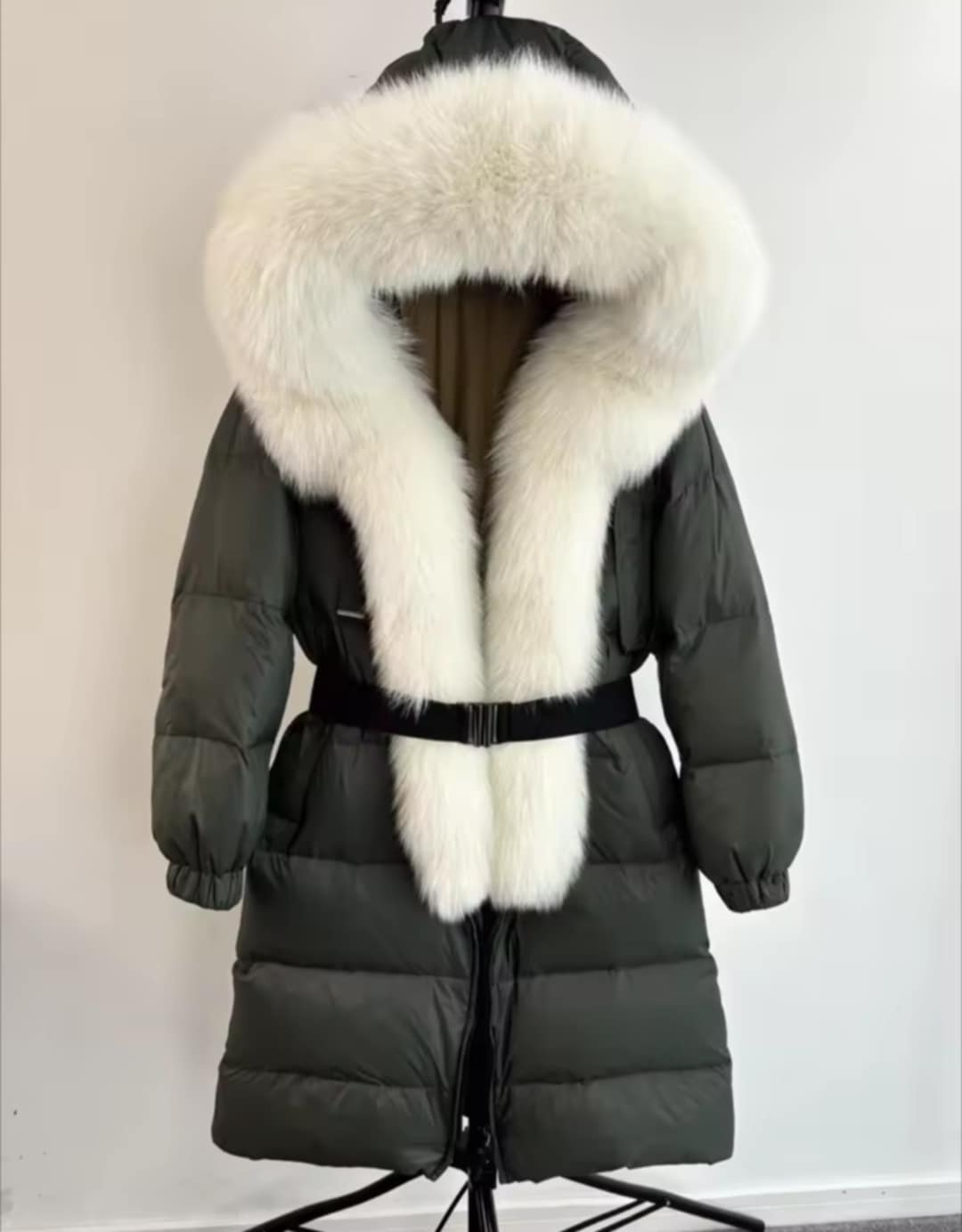 Manteau d'hiver ceinturé avec vrai fourrure