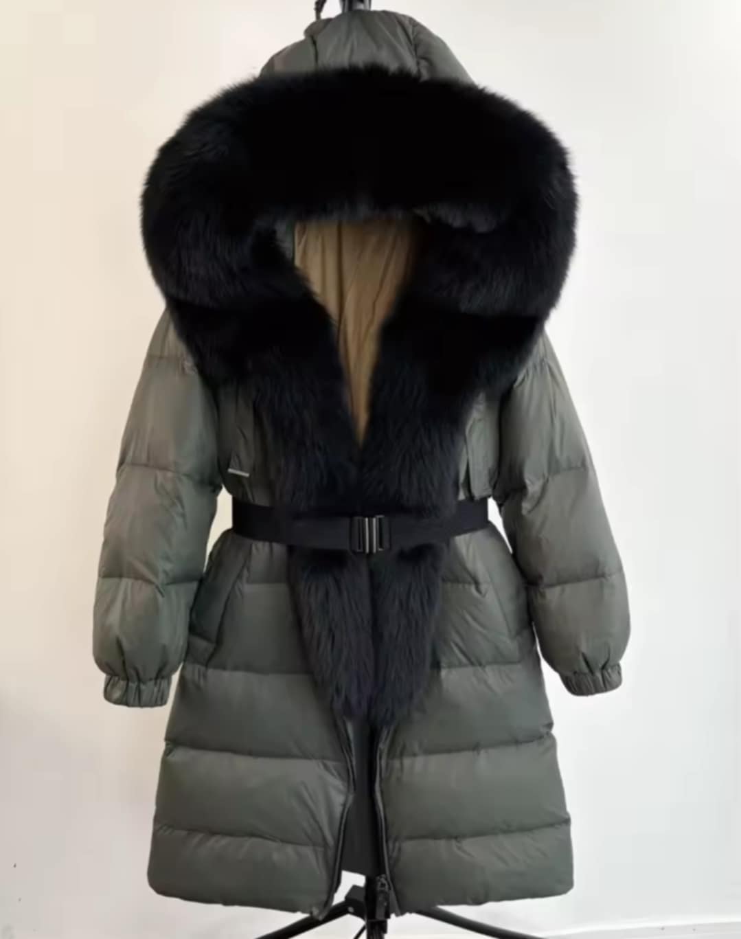 Manteau d'hiver ceinturé avec vrai fourrure