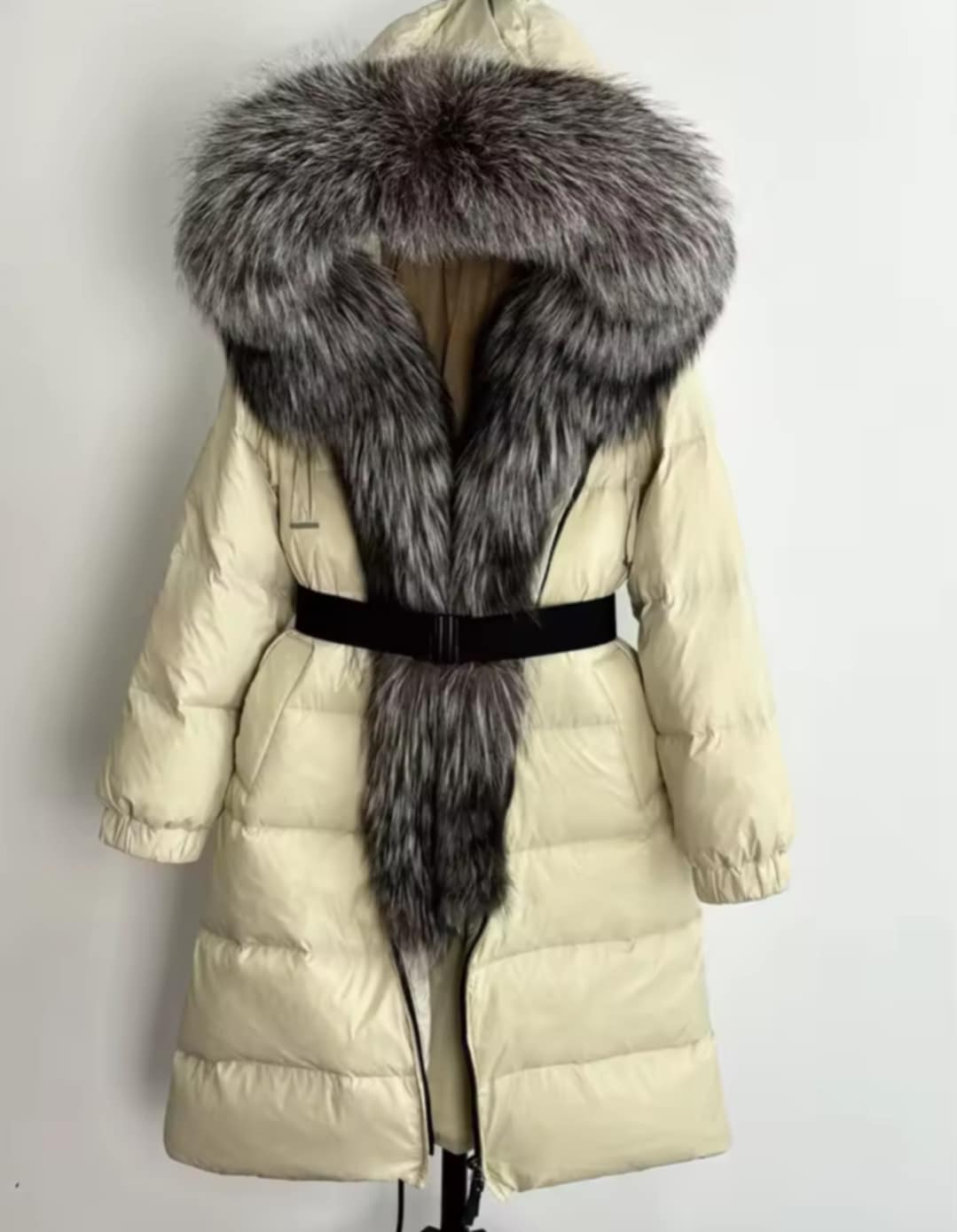Manteau d'hiver ceinturé avec vrai fourrure
