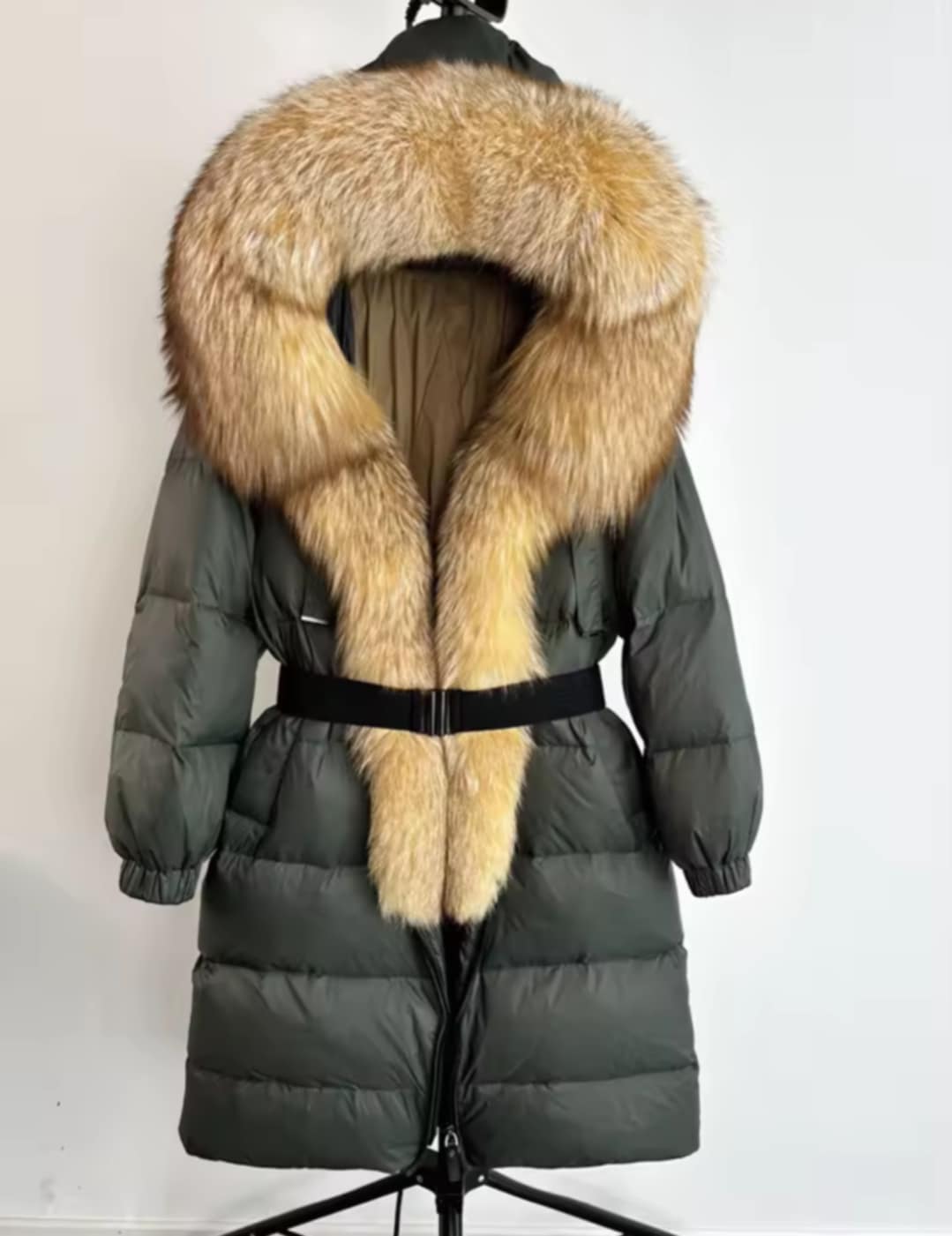 Manteau d'hiver ceinturé avec vrai fourrure
